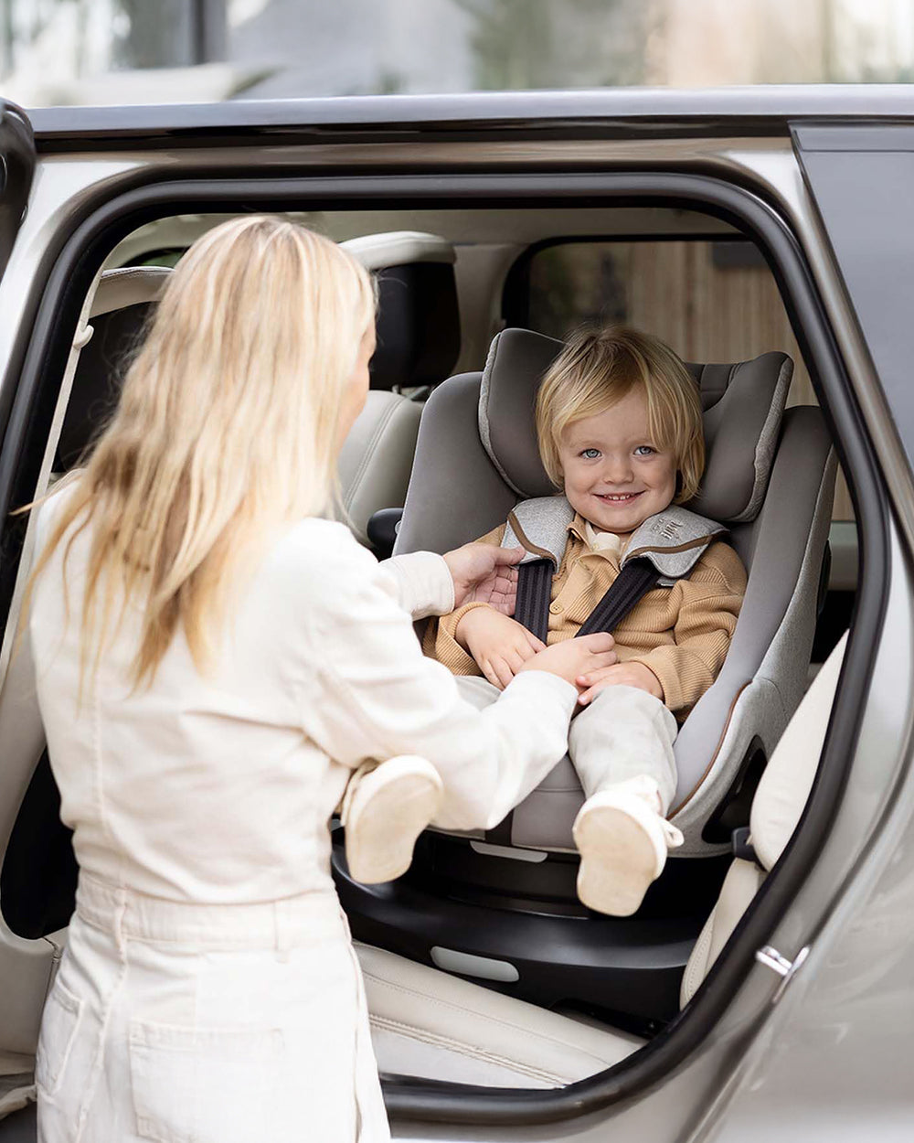 Joie i-Base Encore Car Seat Base-i-Size Certified-With Energy Absorbing Load Leg-With Easy One Hand 90 Degrees Rotation-Installs With Isofix-For 0 to 12M (Upto 13 Kg)-Black